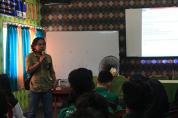 Serang, Indra Gunawan alias Kedung Kaban saat mengisi materi Workshop Film dan Broadcasting di SMK Bismillah Barugbug Padrincang, kagiatan ini bertujuan untuk menumbuhkan kreatifitas para siswa di bidang industri kreatif khusunya multimedia| Dokumen Pribadi