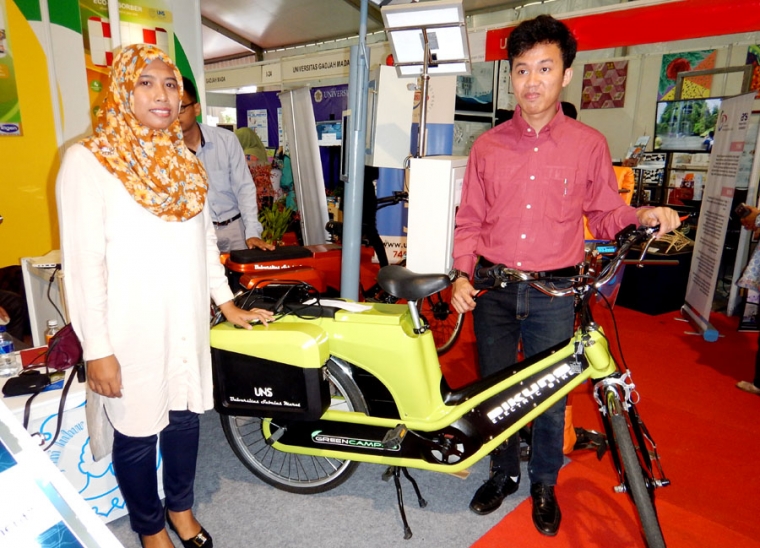 Yohannes Daud (kanan) menjelaskan tentang BIKUNS. (Foto: Gapey Sandy)