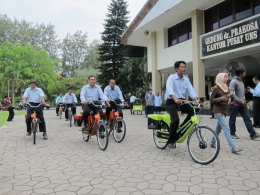 Para Caraka, pengantar dokumen di UNS sudah menyingkirkan sepeda motor konvensional. Beralih ke BIKUNS untuk bekerja di lingkungan kampus. (Foto: uns.ac.id).