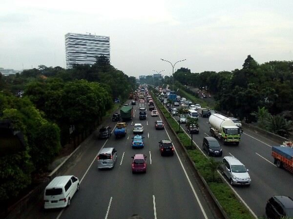View yang indah dari atas JPO Tol JORR TB. Simatupang, Jakarta Selatan (dokpri)