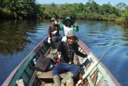 Tim Survei saat melakukan survei, melewati sungai. Foto dok. Edward Tang dan Yayasan Palung