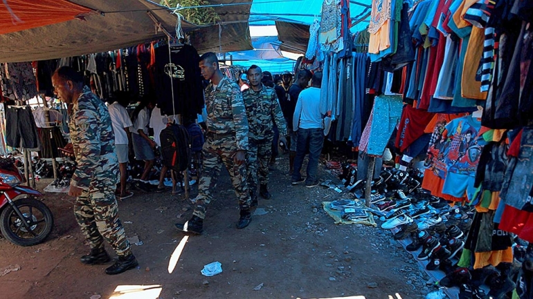 Prajurit Timor Leste belanja di pasar seroja di Kabupaten Belu, di wilayah perbatasan Indonesia. Sumber: Kompas