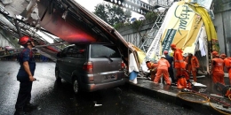 Mobil tertimpa reruntuhan JPO Pasar Minggu (www.merdeka.com)