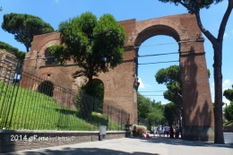 Ini dari sisi Circus Maximus, dan di balik tembok kota ini adalah Colosseum (Dokumen pribadi)