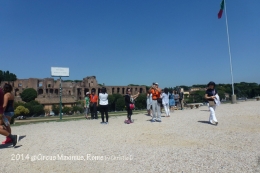 Suasana di Bukit Palatine dengan wisatawan2nya, memandang Circus Maximus, di lembah Avetine. Dokumen pribadi