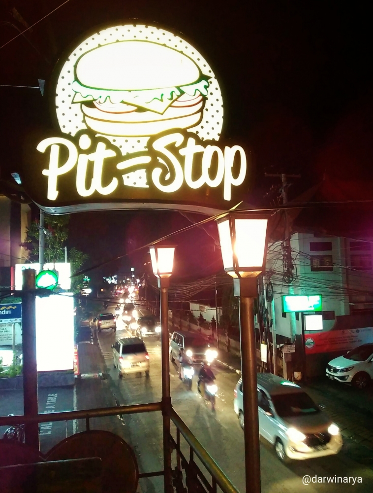 Kondisi Traffic Jalan Raya Petitenget, Kerobokan, Bali pada Malam Itu, Senin (26/9) / dap