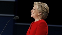 Hillary Clinton terlihat lebih santai dan lebih siap dalam menjalani debat. Sumber: qz.com
