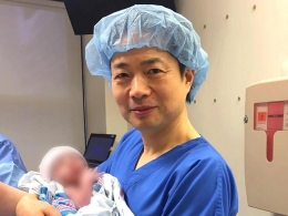 Dr. Zhang dengan bayi laki laki hasil teknologi spindle nuclear transfer. Photo: www.independent.co.uk 