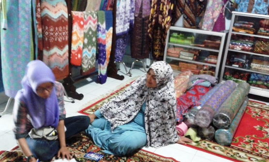 Ibu Yanti pemilik Azizah Songket bersama pelanggan. Foto DOKPRI