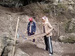 Meta didampingi senpai Zul MD, Juni 2015 lalu, mengayak tanah di lokasi ekskavasi arkeologi Ceruk Mendale, Kebayakan Aceh Tengah [Foto: dokpri]
