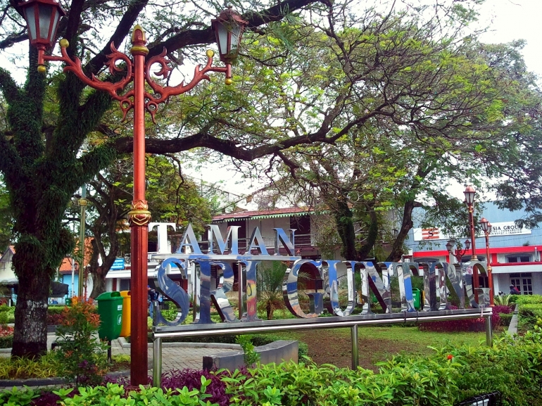 Taman Srigunting Semarang (Source : kharisrosyiddin.wordpress.com)