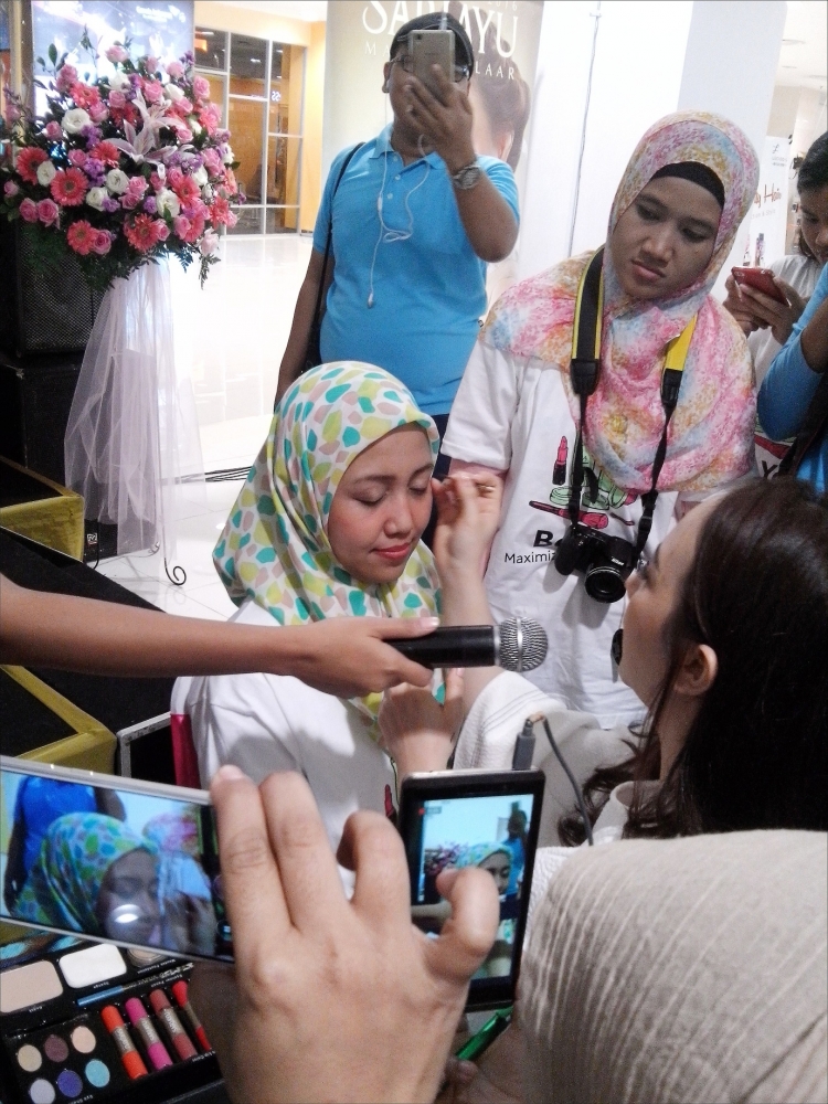 Demo Make up oleh Mbak Puchh bersama salah satu kompasianer Mbak Arum (dokpri)