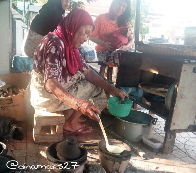 Mbah Asriyah berdagang serabi, juga di seberang stasiun. (foto: dok.pri)