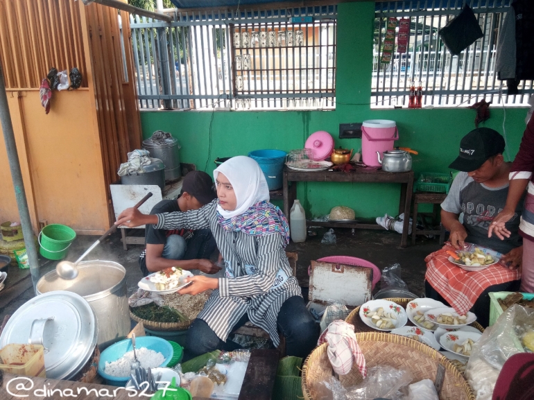 Ibu Kapsah (berkerudung putih) berjualan bubur docang di seberang stasiun. (foto: dok.pri)