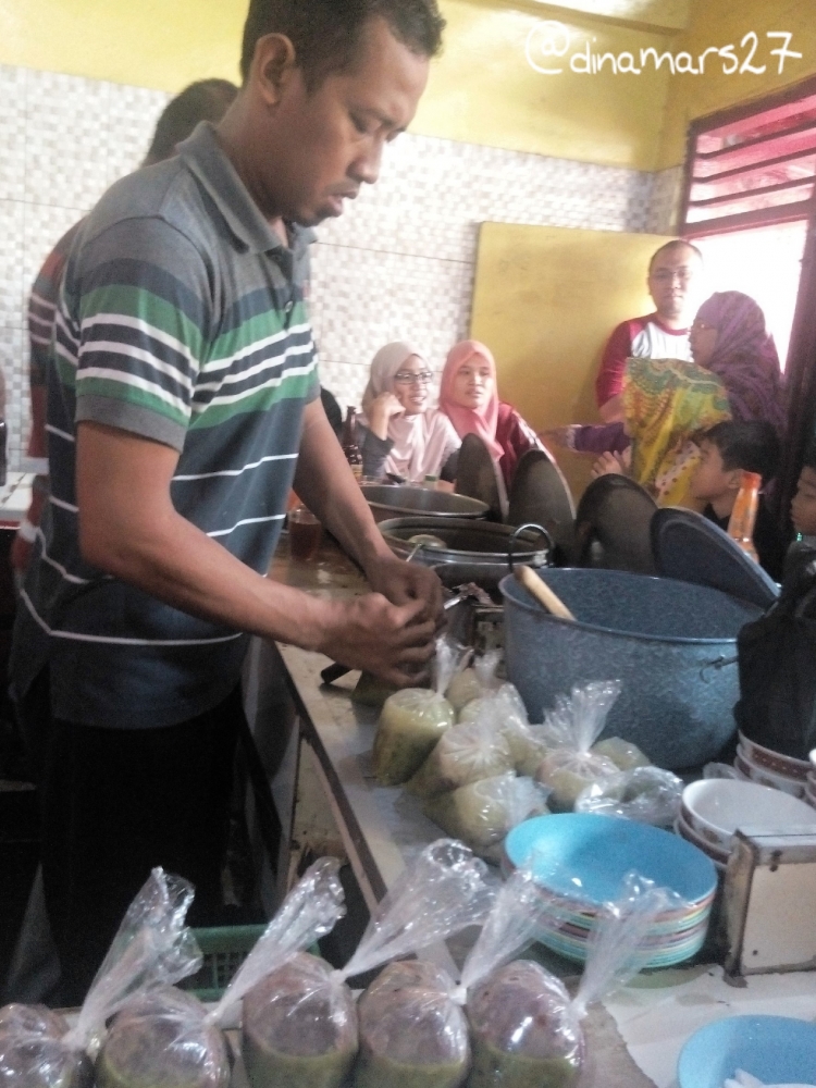 Suasana pagi hari di dalam Rumah Makan Bubur Ayam M. Toha, Cirebon. (foto: dok.pri)