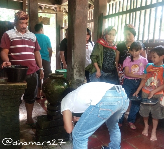 Sumur Agung di dalam kompleks istana Kasepuhan Cirebon yang konon berkhasiat. (foto: dok.pri)