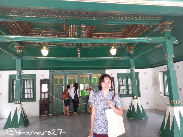 Teras depan bangunan utama istana Keraton Kasepuhan Cirebon dpenuhi ornamen Tiongkok. (foto: dok.pri)