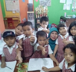  Saya bersama murid TK PAUD binaan di Kota Bekasi (dok)