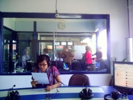 Pengalaman membacakan berita di salah satu radio berita swasta di Kota Surabaya