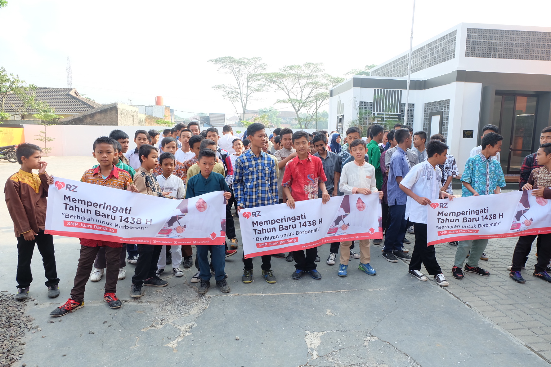 Siswa Smp Juara Bandung bersiap melakukan pawai menyambut Tahun baru Islam Hijriah 1438| Dok pri