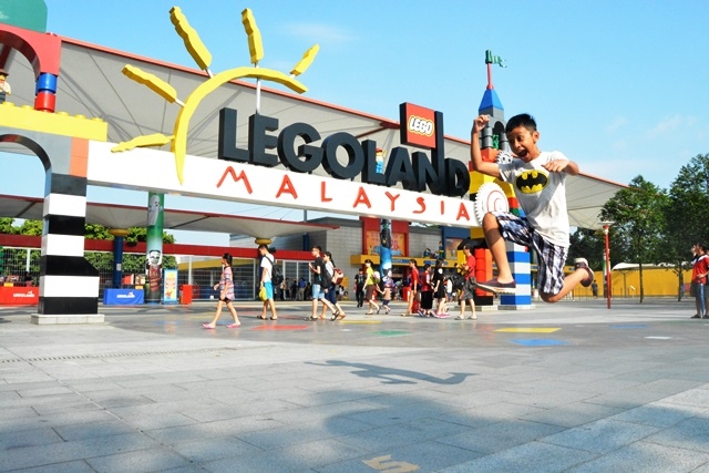 Jeremy girang akhirnya bisa ke Legoland.