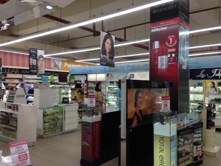 Beragam booth produk kecantikan dalam beauty fair di Lotte Mart Bintaro (Dok: Pribadi)