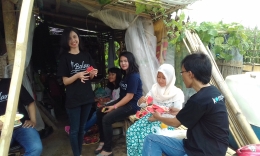 Berbagi Kasih di Gubuk Tengah Sawah Bersama Bolang. Tampak si Mila (jilbab putih) sedang menerima buah semangka/Dok. Pribadi