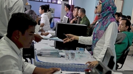 Wajib pajak menyerahkan surat pemberitahuan tahunan Pajak Penghasilan di Kantor Pajak Pratama Jakarta Kebun Jeruk Satu, di Kebun Jeruk, Jakarta, Senin (30/3). | KOMPAS/LASTI KURNIA