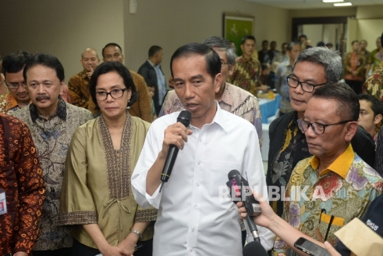 Presiden Joko Widodo memantau pelayanan penerimaan laporan daftar kekayaan wajib pajak pada hari terakhir Program Tax Amnesty di Dirjen Pajak Pusat, Jakarta, Jumat (30/9) (Republika/Wihdan Hidayat).