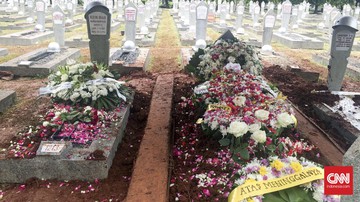 Makam Ibu Herawati dan suaminya (Foto CNN Indonesia)