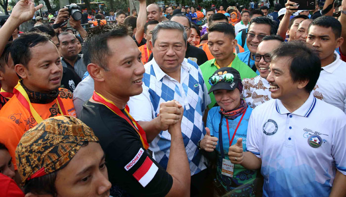 Cagub Agus Yudhoyono bersama rombongan politik saat lari pagi (poskotanews.com)
