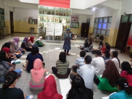 Bunda Zakyzahra Tuga pengasuh Sanggar kepenulisan PENA ANANDA CLUB Tulungagung di Gernas Literasi Bangsa 2016 Surabaya, 25/9/2016