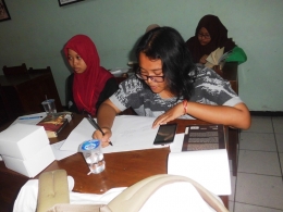 peserta gerakan Nasional Literasi Bangsa 2016 Surabaya tampak asik dengan tulisan tangannya