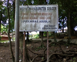 Ilustrasi: Gunung Kemukus di Jawa Tengah yang jadi salah satu tujuan pencari kekayaan melalui ritual tertentu. Belakangan pemerintah setempat mengatur kawasan ini (Sumber: remcakram.com) 
