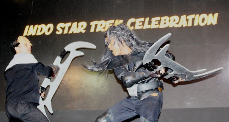 Bat'leth, pedang dua sisi bangsa Klingon, digunakan beraksi. (Foto: ISJ)