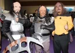 Worf (kanan) dan dua pejuang Klingon. (Foto: ISJ)