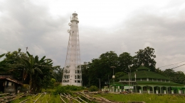 Menara Suar diambil dari Timur, bangunan paling tinggi di pulau ini