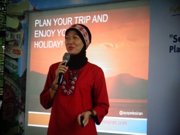 Donna Imelda sedang berbagi pengalaman sebagai Travel Blogger (Foto: @angtekkhun)