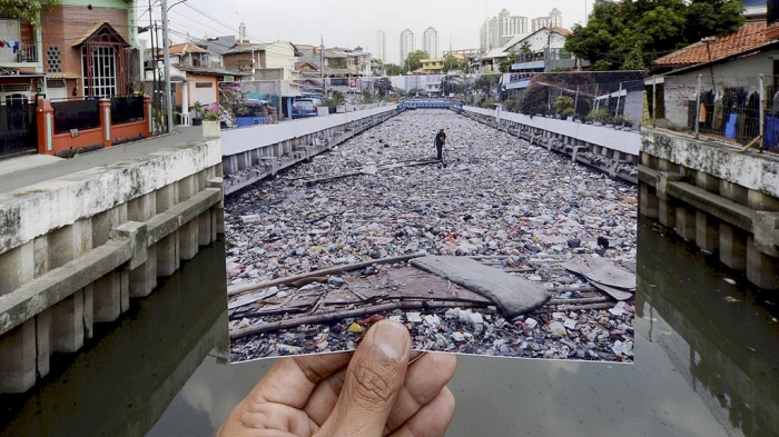 KOMPAS/WAWAN H PRABOWO Potret sampah yang memenuhi Kali Besar pada Januari 2013 dan kondisi Kali Besar awal September 2016.