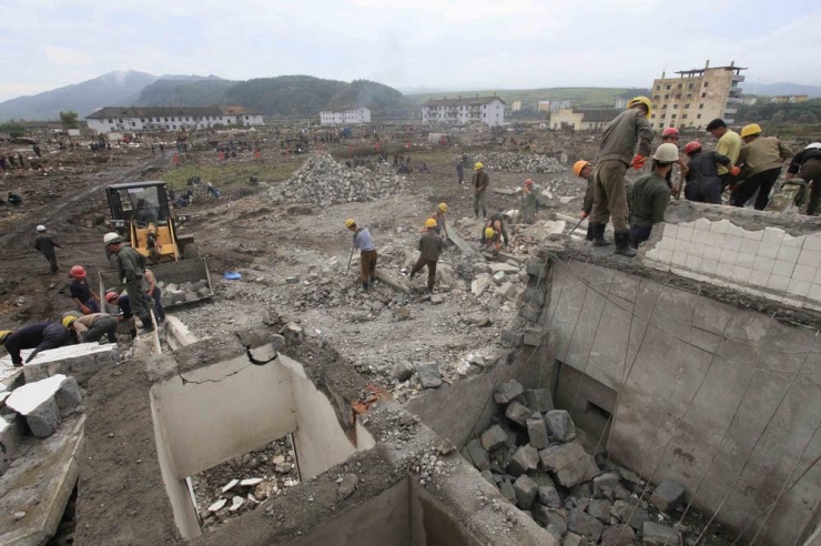 Suasana kerusakan dan pekerja setelah banjir besar melanda wilayah utara Korea Utara. (Credit photo: AP Photo/Kim Kwang Hyon))