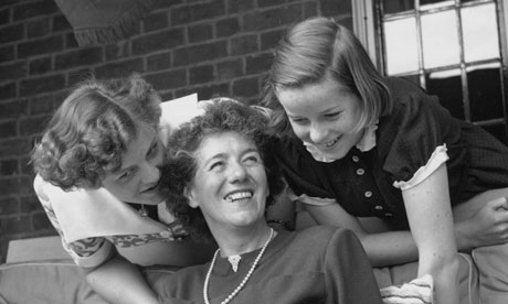 Enid Blyton bersama anak-anak yang mencintai karyanya : sscommunity.com