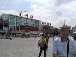 Adik Hendro masih segar setibanya di Stasiun Central Guangzhou. (gambar: AH Tjio)