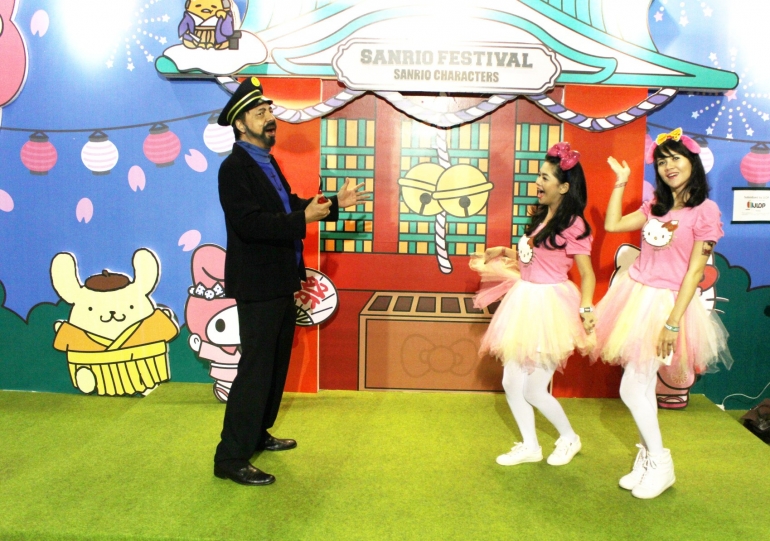 Kapten Haddock bertemu dua gadis penjaga bangunan Sanrio. (Foto: R. Andi Widjanarko, ISJ)