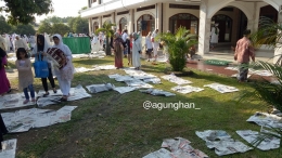 Suasana Masjid usai sholat Ied yang berserakan sampah koran -dokpri
