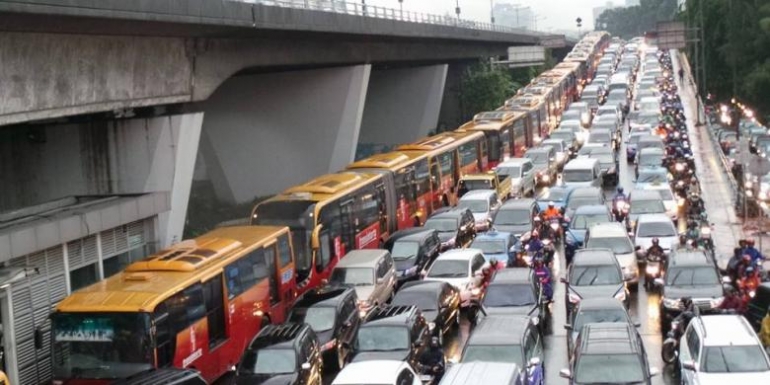 Bus Transjakarta, Kamu Kurang Kasih Sayang?
