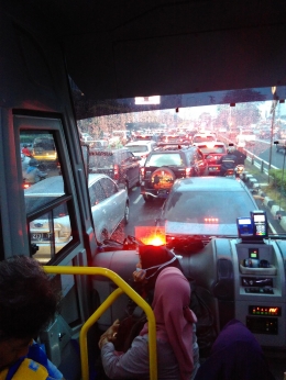 Kemacetan yang terlihat dari dalam bus Transjakarta. Dok.pribadi