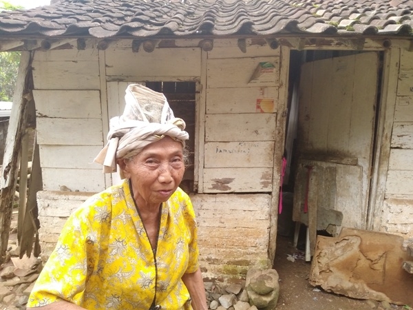 Mbah Kesi di depan rumahnya (foto: dok pri)