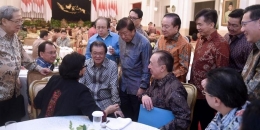 Nampak Menkeu Sri Mulyani dikelilingi para taipan, pengusaha kelas kakap Indonesia dalam jamuan makan malam di Instana Kepresidenan. (sumber : dok Kantor Sekretariat Kepresidenan)