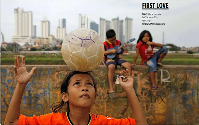 (Aksi bocah pengamen dengan bola plastik / sumber dokumentasi : FIFA 1904)