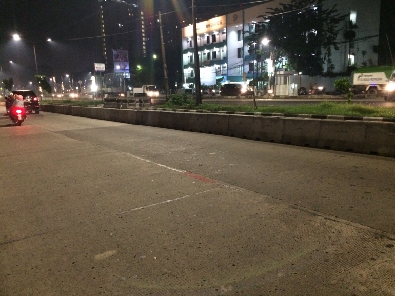 Ditutup dengan beton pembatas BusWAY